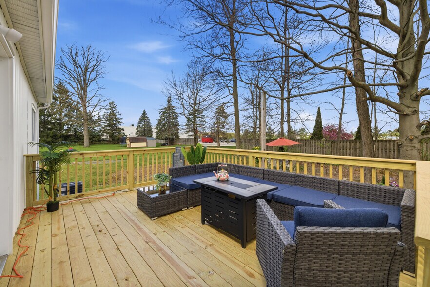 Building Photo - 2050 Willowood Dr N
