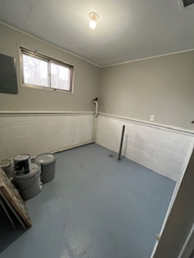 Building Photo - 3 BR 1.5 BA split-level with attached 1 car garage- OPEN HOUSE THIS SATURDAY