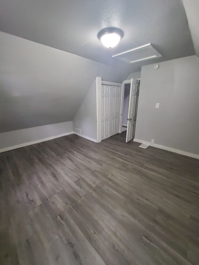 Building Photo - 2 bedroom / 1 bath 1.5 story home in Rock ...