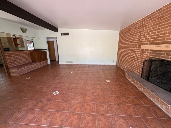 Building Photo - Eastside home with privacy on cul-de-sac