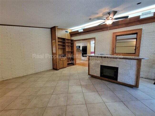 Building Photo - 2419 Stonecrest Dr