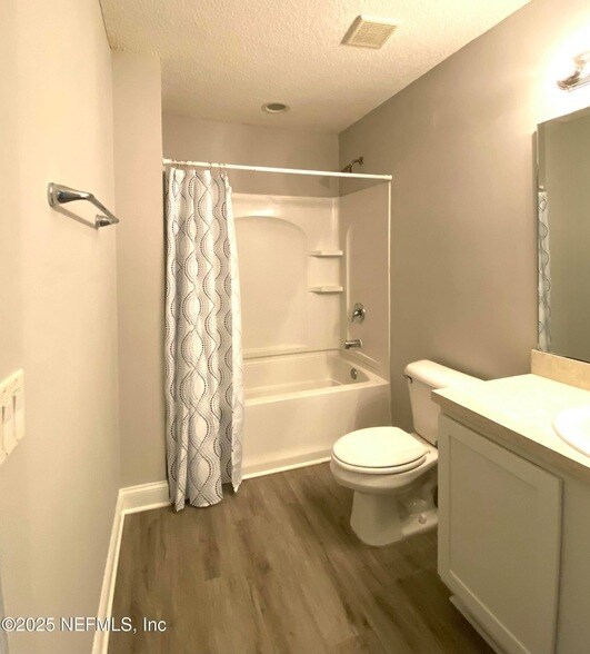 Building Photo - 86069 Pineview Dr