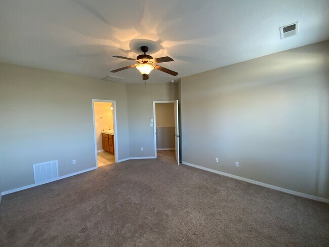 Building Photo - 3 Bedroom Townhome Available Near Wyoming Blvd NE & Paseo Del Norte Blvd NE!