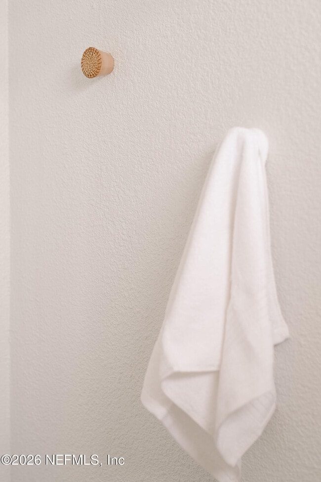 Building Photo - 212 Oak St