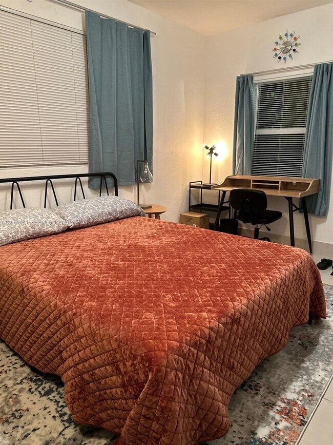 Building Photo - 1637 SW 16th St