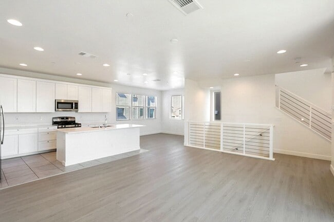 Building Photo - Summerlin Beauty With Bed and Bath On 1st Floor