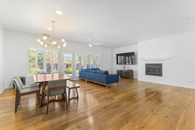 Building Photo - 302 Laurel Ct