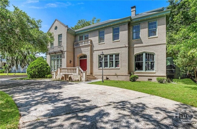 Building Photo - 624 E Victory Dr