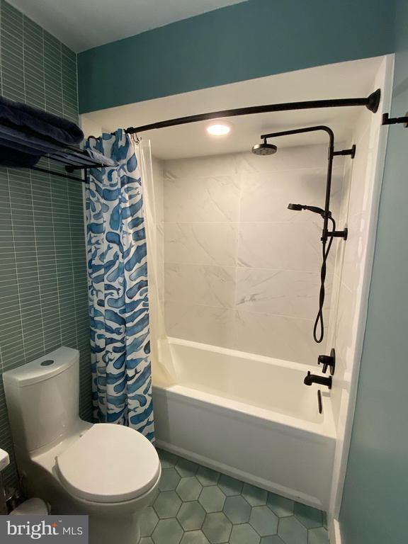 Building Photo - 805 Rosehill Dr