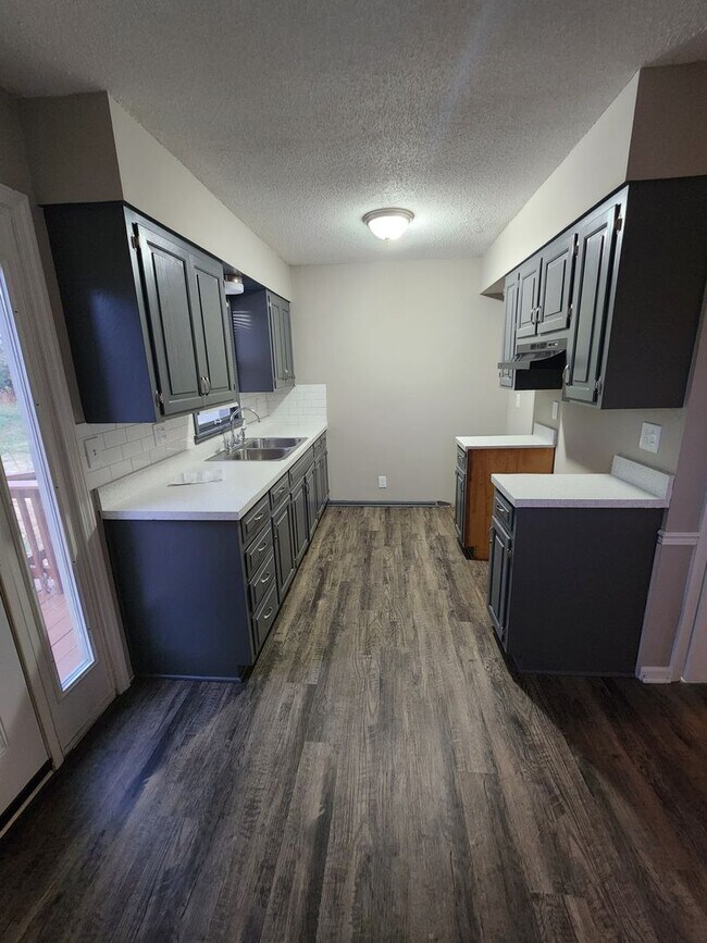 Building Photo - AVAILABLE NOW! Liberty Home 3 Bed 2 Bath 2...