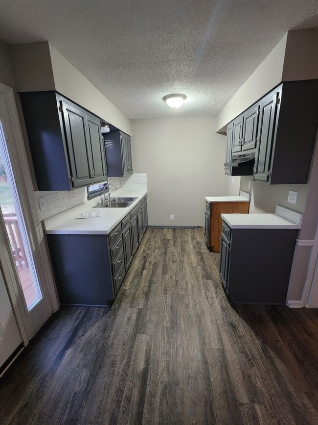 Building Photo - NO SECURITY DEPOSIT for OCTOBER MOVE IN! A...