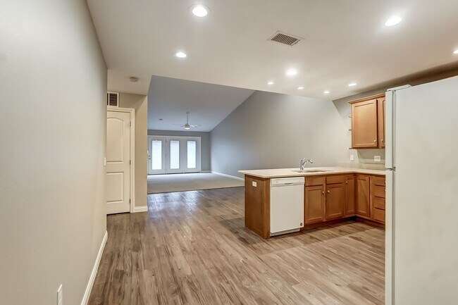 Building Photo - Victory Place Villas - 2 Bedroom, 2 Bathroom - End Unit