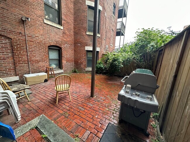Building Photo - 108 Gainsborough St
