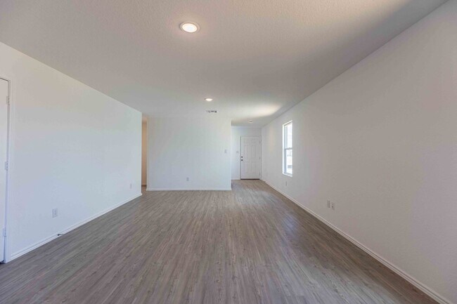 Building Photo - 9143 Coronal Rings