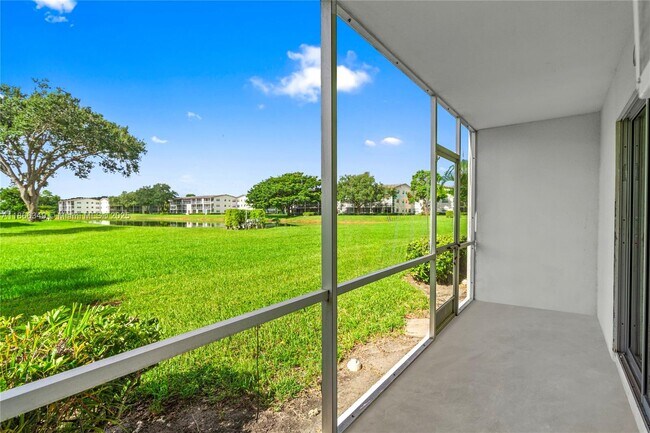 Building Photo - 555 Fanshaw N