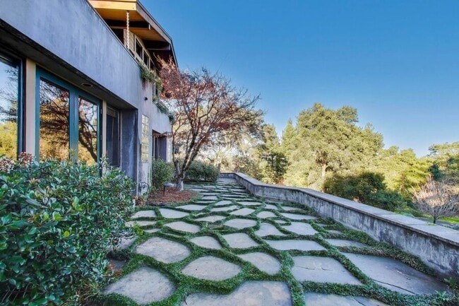 Building Photo - 28 Meadow Rd