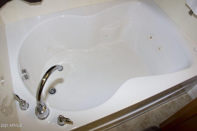 Building Photo - Charming 3 bedroom plus den and 2.5 bath home with full SOLAR !!