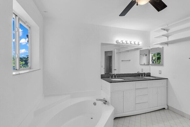 Building Photo - 6813 Via Regina