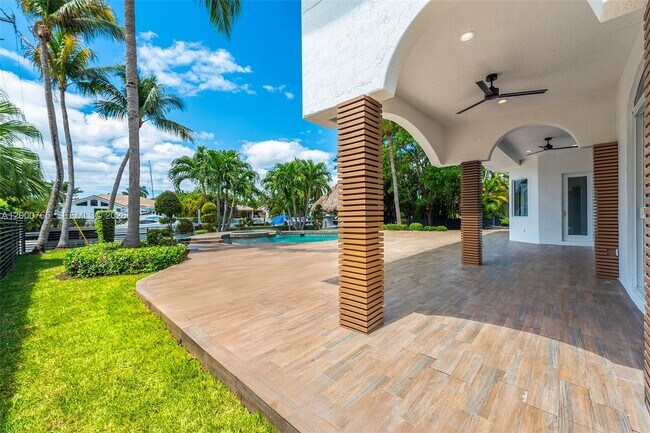 Building Photo - 552 Palm Dr