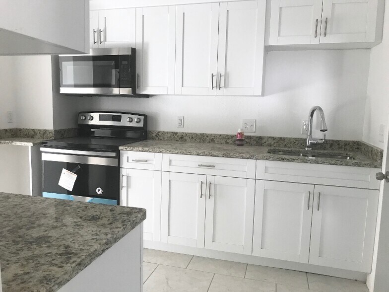 Building Photo - 3619 E 33rd Ave