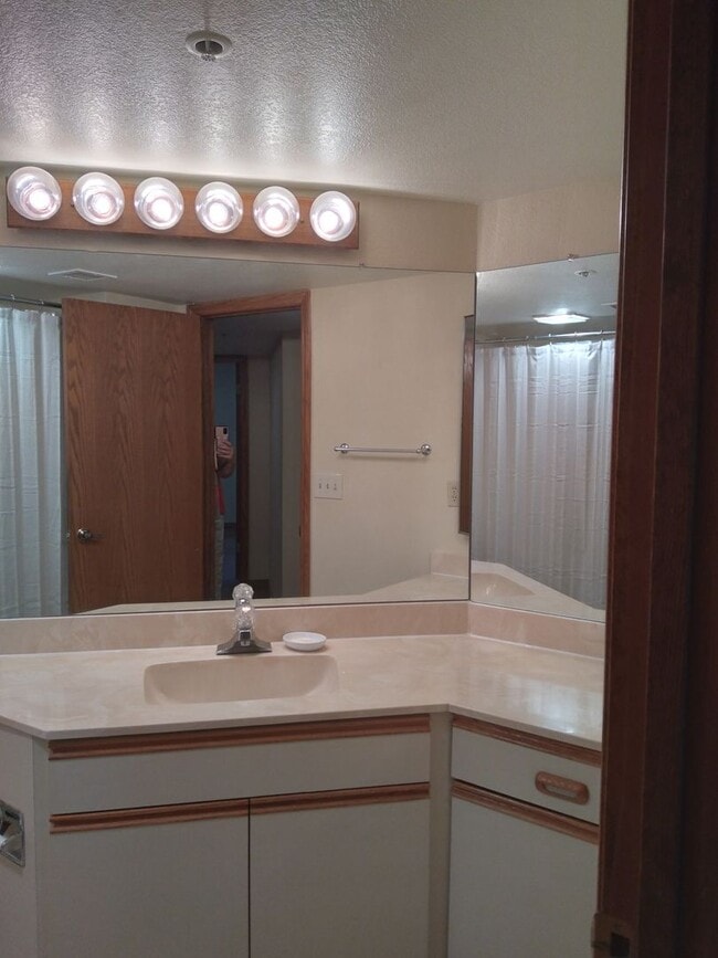 Building Photo - 3 bed / 2 bath Condo Available