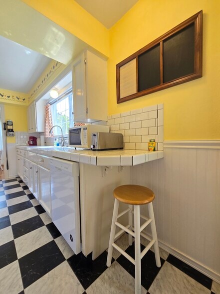 Kitchen - 1065 13th St NE