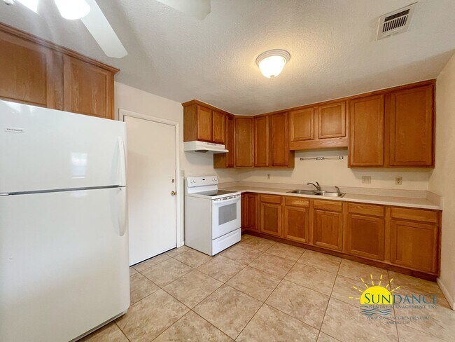 Building Photo - Charming 3-Bedroom plus Office located in between Hurlburt and Eglin AFB!