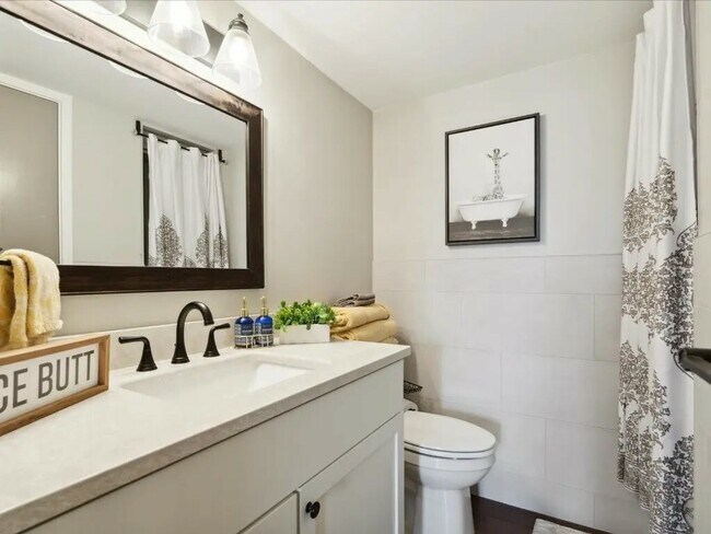 Building Photo - 2222 1st Ave NE