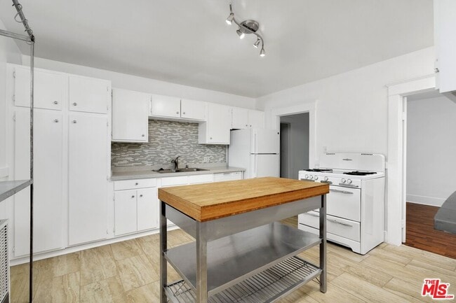 Building Photo - 320 4th Ave