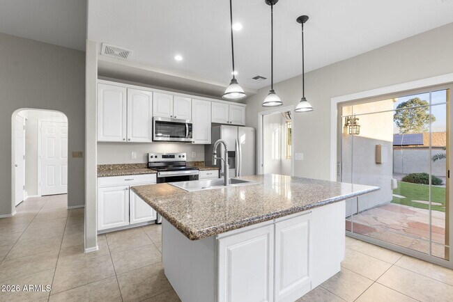 Building Photo - 8841 E Meadow Hill Dr