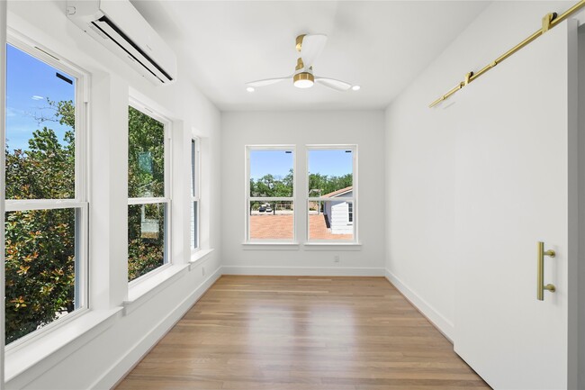 Building Photo - 808 Sul Ross St