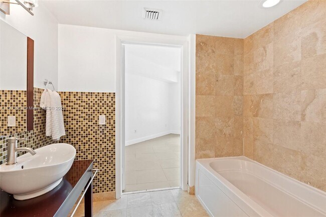 Building Photo - 350 S Miami Ave