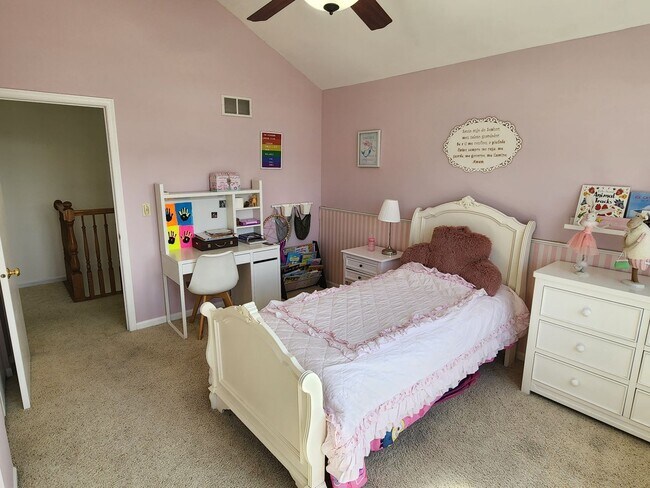 Building Photo - Kenosha 4 bedroom home
