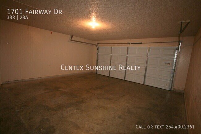 Building Photo - 1701 Fairway Dr