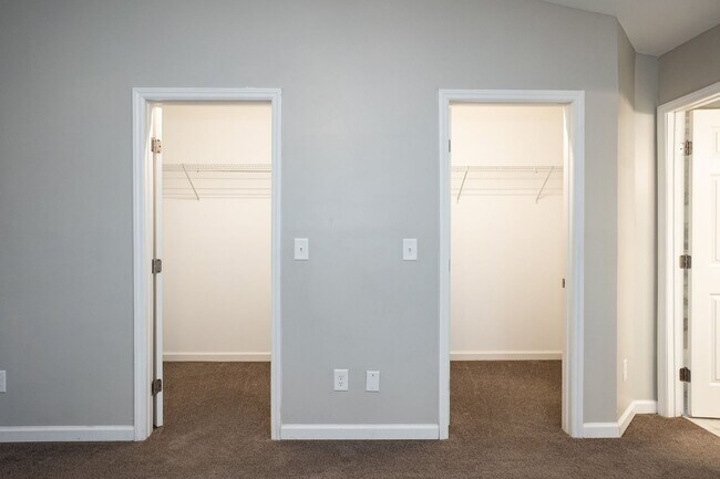 Building Photo - Beautiful Townhouse w/ 1st Floor Bedroom