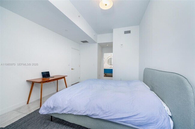 Building Photo - 2678 Tigertail Ave