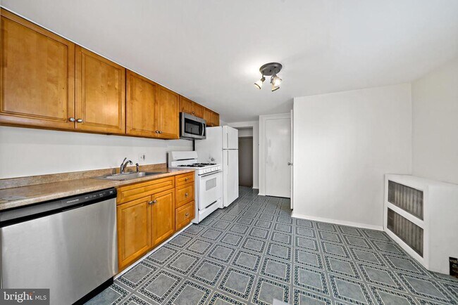 Building Photo - 625 Catharine St