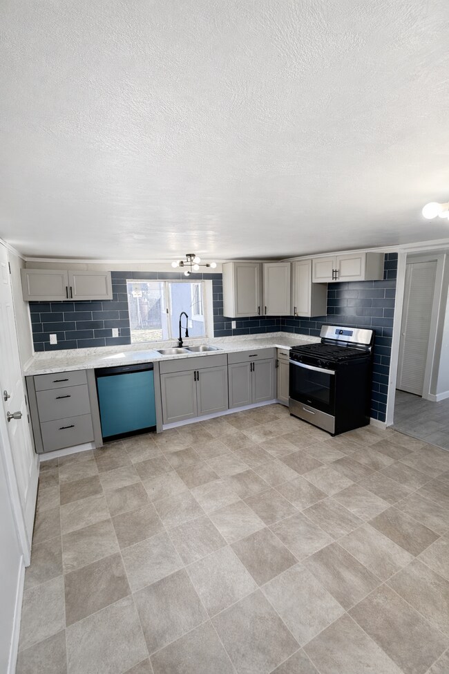 Building Photo - 2045 W 12th St