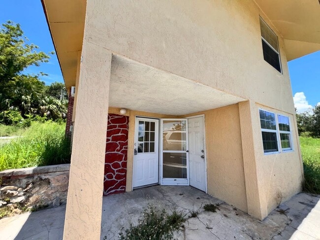 Building Photo - 1/1 Bottom level Duplex!