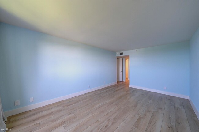 Building Photo - 2 br, 2 bath Condo - 2900 NE 14th Street C...