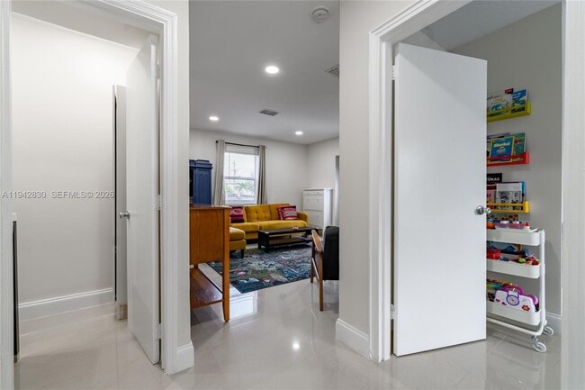 Building Photo - 320 S 28th Ave