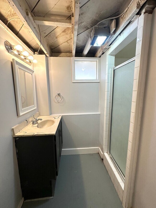 Building Photo - Spacious 4 Bed Home Near Bass Pro with Detached Garage & Fenced Yard