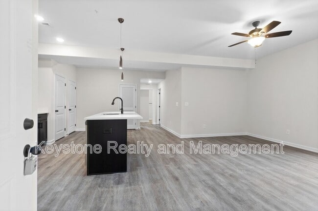 Building Photo - 212-B-212 E Johnson Cir