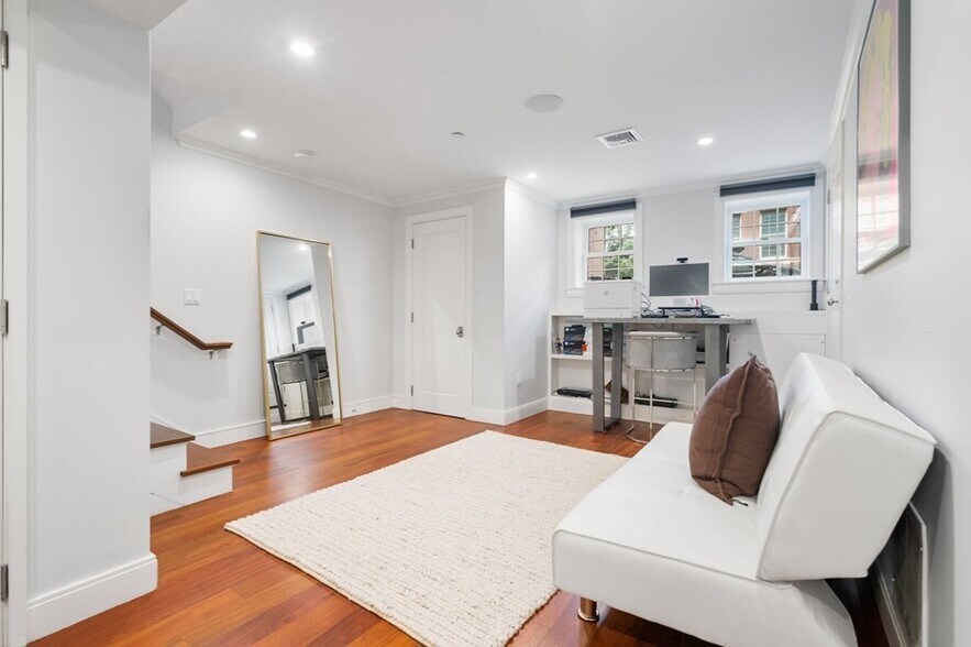 Building Photo - 52 Melrose St