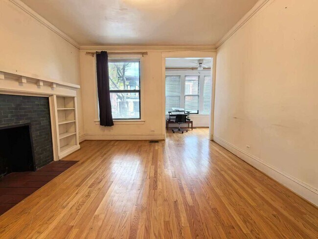 Building Photo - 651 E 50th Pl