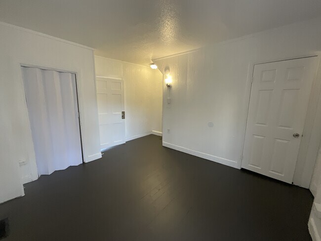 Building Photo - 208 Liberty Ct