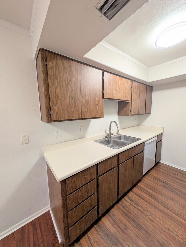 Building Photo - CUTE TOWNHOME AVAILABLE NOW NEAR DOWNTOWN ...