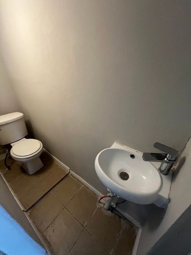 Building Photo - Section 8 Accepted! Spacious newly renovat...