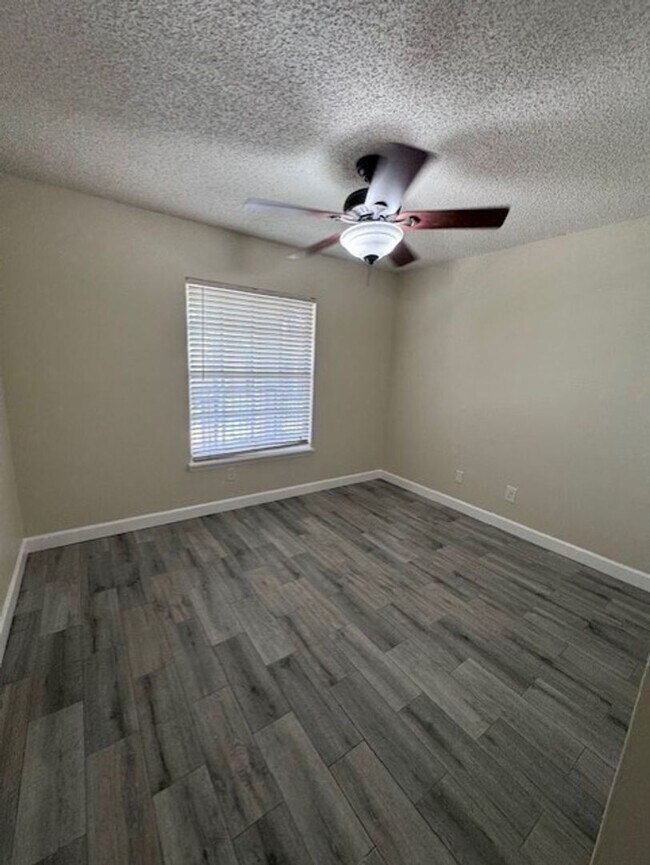 Building Photo - Second floor, 2/2 unit with wooded view near UCF