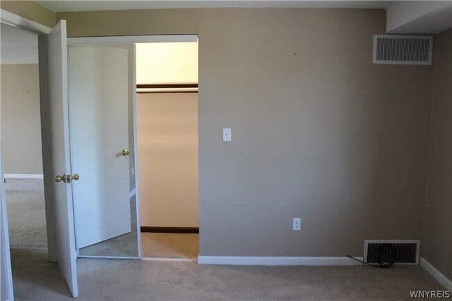 Building Photo - 3948 Ridge Lea Rd